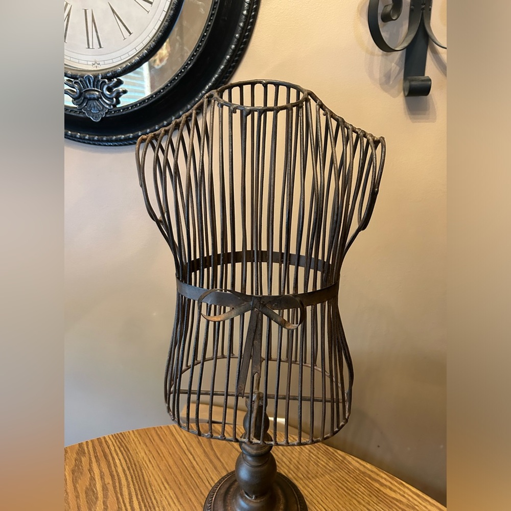 Dress Form - Metal Home Decor - Measurements In Photos 28" tall - decora…